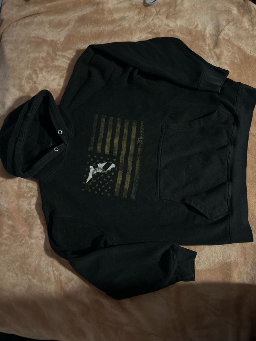 Black Men's Hooded Sweatshirt with Subtle Flag and Graphic Accent